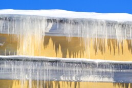 Is og snøras fra bygninger erstatningsansvar straff